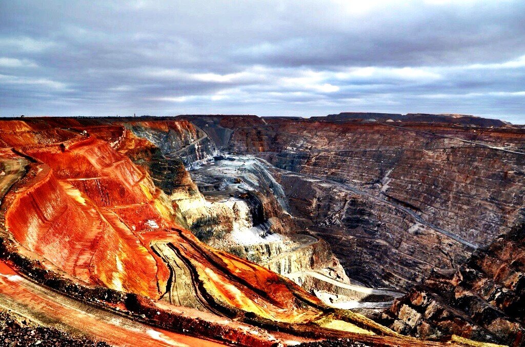 Gold quarry. Супер пит карьер в Австралии. Калгурли Австралия рудник. Золотой рудник в Австралии. Золоторудные месторождения Австралии.