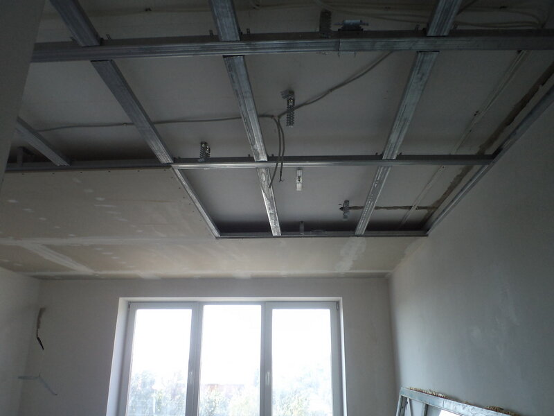 В квартирах потолки стараются опускать по минимуму, поэтому используются прямые подвесы. Именно на них и держится подвесной потолок.