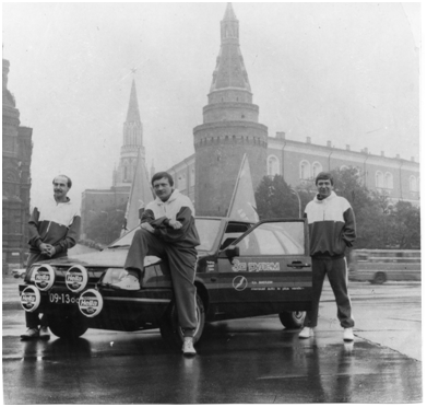 На фото (слева направо): Владимир Соловьев, Олег Богданов и Виктор Панярский.       Перед стартом. Москва, Манежная площадь.