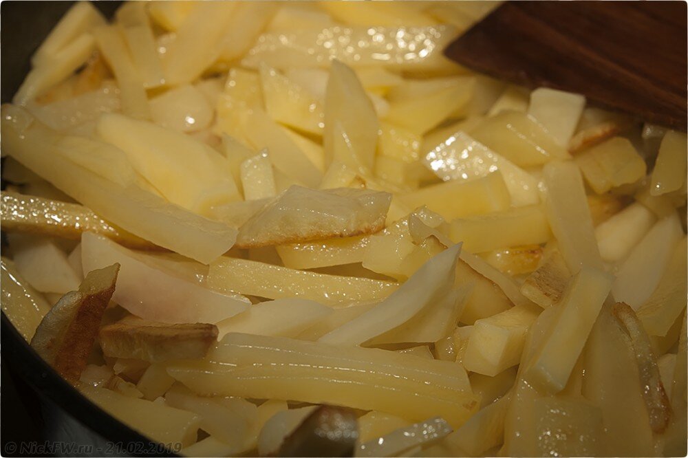 2. Жареная картошка с тушёнкой [© NickFW.ru - 21.02.2019г.]