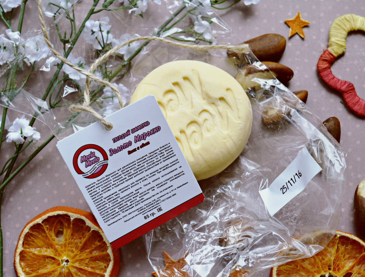 Твердый шампунь "Золото Марокко" от Meela Meelo имеет картонку с сопутствующей информацией и водонепроницаемую наклейку с датой производства