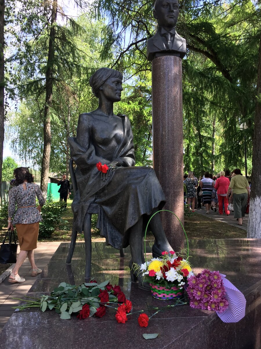 Фото: творческая встреча бежечан у памятника А.Ахматовой