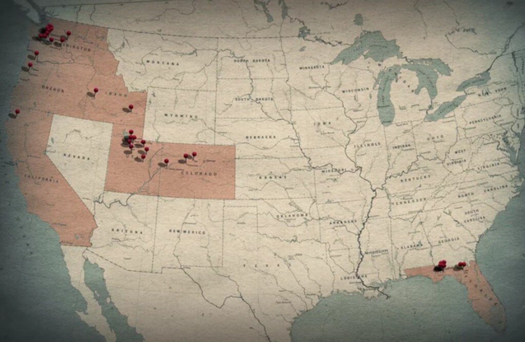 Вся графика в сериале выполнена в стиле телеграфики 1970-х годов. Конкретно этл - карта жертв Банди.