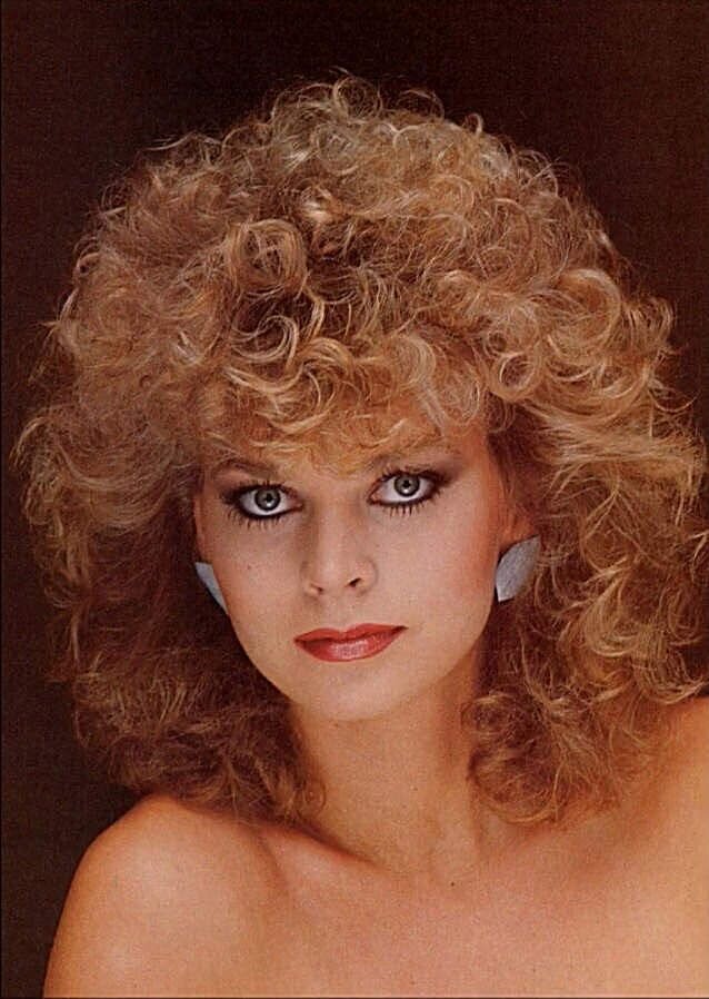 Стрижки 80х. Причёски 80-90-х женские. Прически в стиле 80-х годов. Стрижки 80 годов.