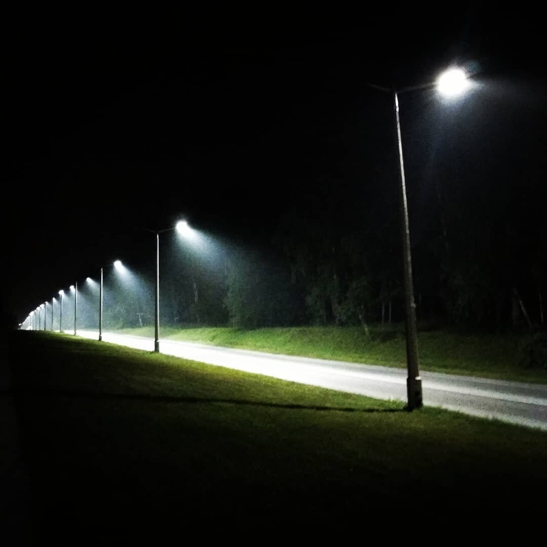 Заметка на обратной стороне фото:
"Колян, какого черта эти фонари тоже не исчезли? И чем они питаются: где провода ЛЭП?"