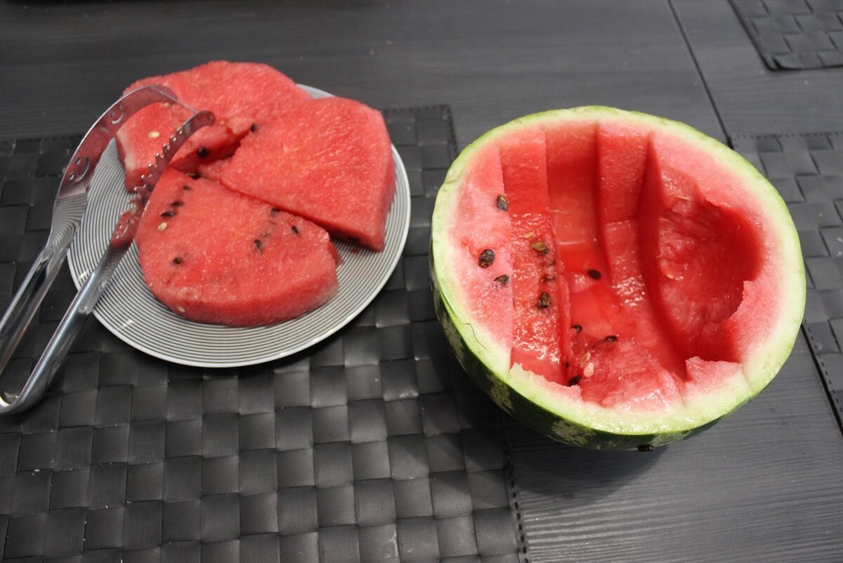 Поскольку я не очень ловкий кулинар, у меня у корки отрезы достаточно крупные. Я видела, как люди нарезают просто в никакую корку, сразу готова на выброс. Но меня не смущает ложкой доесть всю оставшуюся мякоть :)