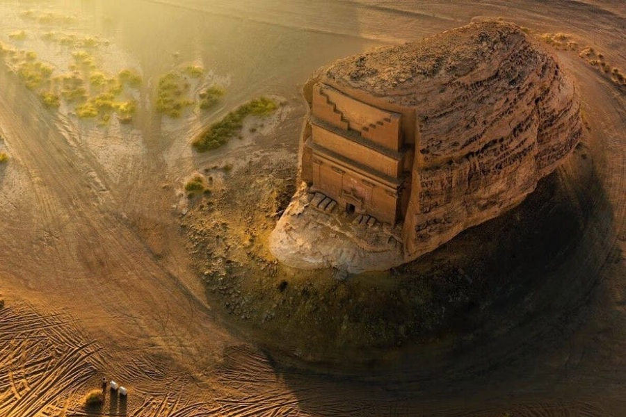 Каср аль-Фарид - одинокий замок в пустыне: кто и как мог высечь это чудо в скале