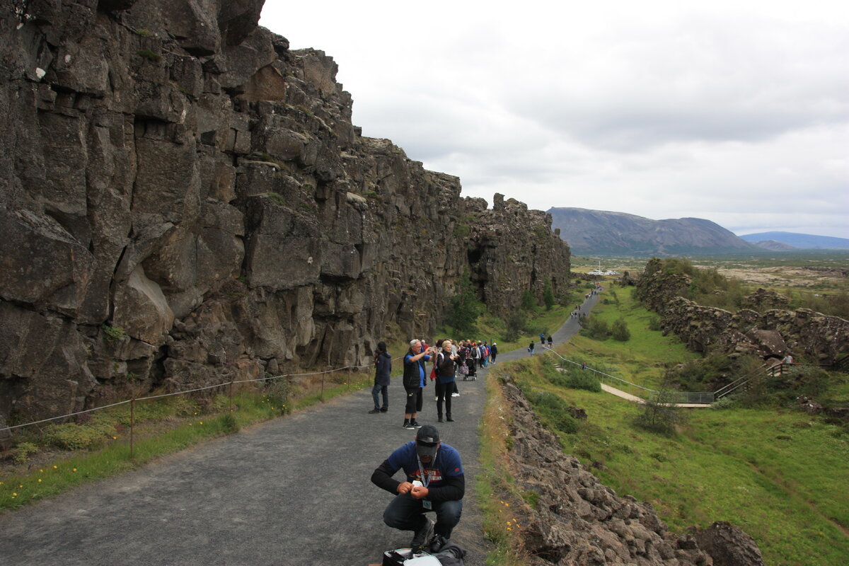 Американская плита обрывается отвесной стеной. Евразийская более пологая.