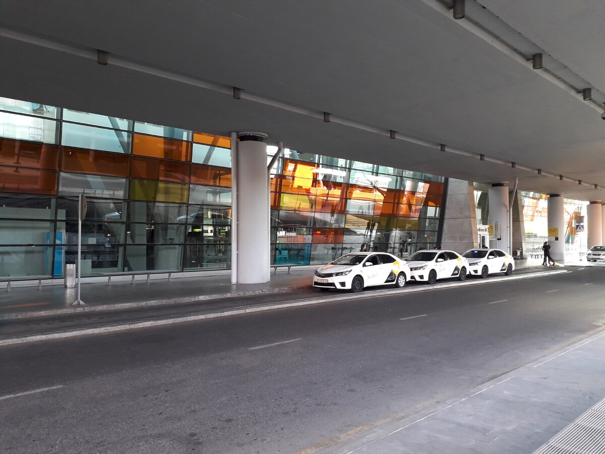 Площадь аэропорта.                                                                                 photo Natasha Mazurina