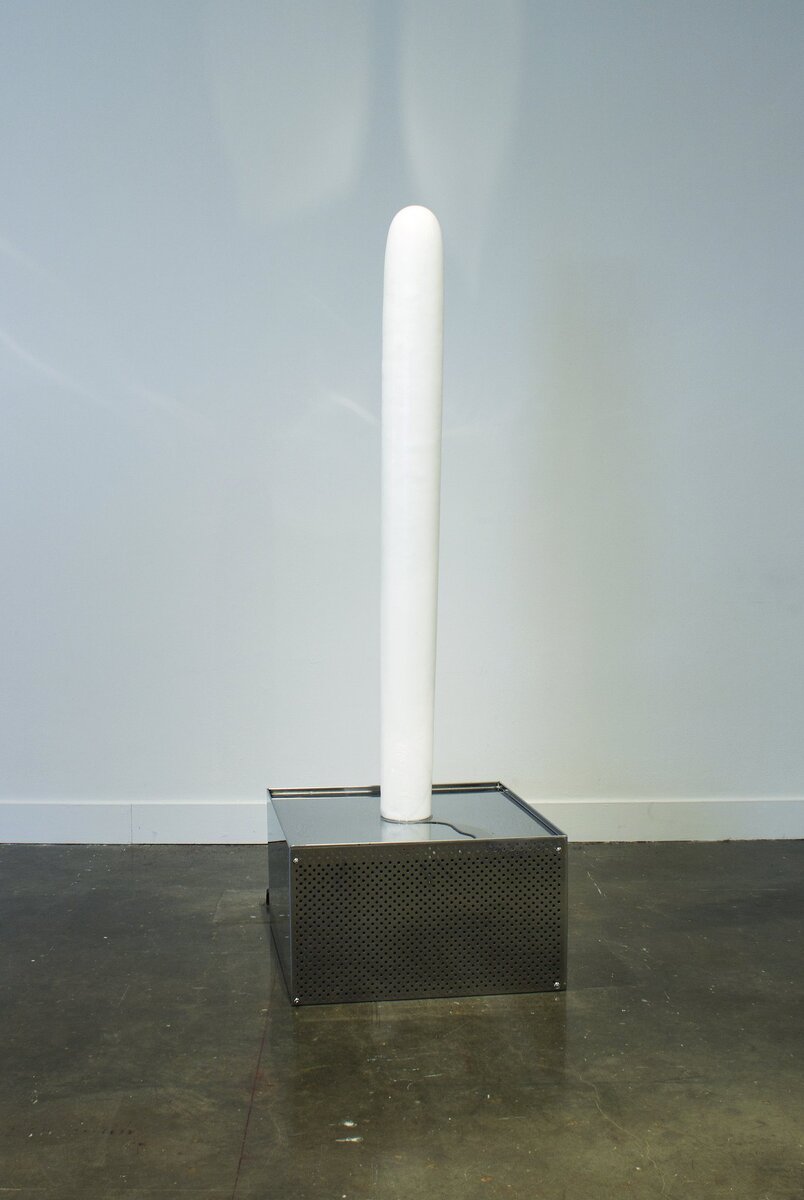 Ханс Хааке, «Ледяная палочка», 1966. Нержавеющая сталь, медные трубки и холодильная установка. Лед растет и уменьшается с влажностью в художественной галерее, выпущенной посетителями. Фото: Коула Уилсона