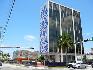 Bacardi Building в Майами — штаб-квартира Bacardi в США до 2006 года.[4]