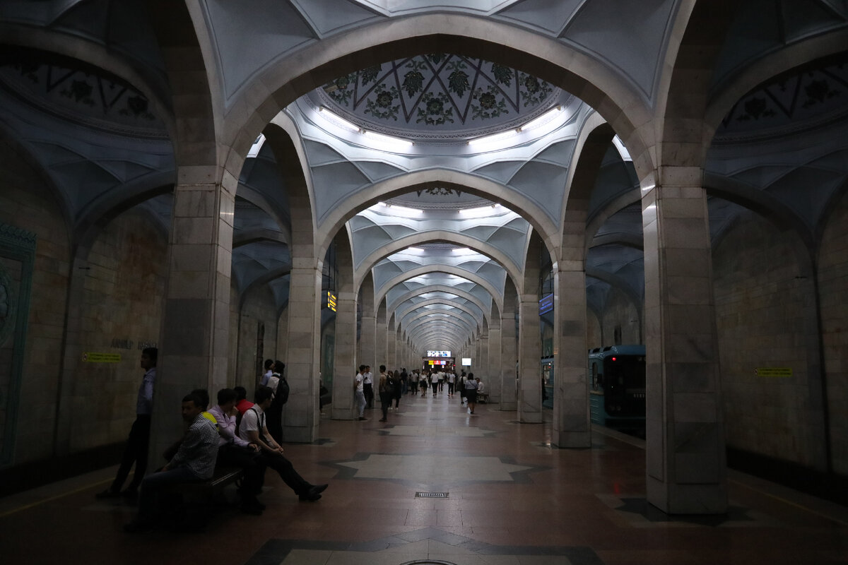 Станция Алишер Навои - самая красивая станция метро, его визитная карточка. Потолки украшены национальными узорами.