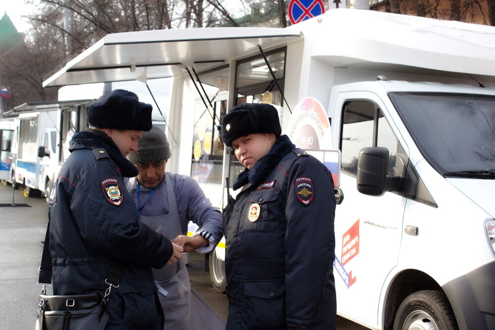 Знаете что такое дичь? Это все городские праздники в Нижнем Новгороде. Казалось бы, мало кому понятный, но столь близкий для Нижнего Новгорода День народного единства. Кто не в курсе, примерно в этот день в 1612 году из Нижнего Новгорода в Москву вышло народное ополчение, которое за собой повели Минин и Пожарский. Там они навтыкали польско-литовским интервентам, изгнали их из столицы, и положили конец эпохе Смутного времени. Лжедмитрии кончились и к власти в стране пришли Романовы. Вроде как Нижний стал историческим центром этого праздника, но приехавший на него будет немало удивлен. В самом центре города развернут в честь праздника рыбный рынок. Сушеный лещ, живая стерлядка, раки. По другую сторону  площади в ряд выстроились ГАЗельки, с которых идет не менее бойкая торговля съестным. Суп, второе и компот. С другой стороны – а чего вы хотели? Культура, которую мы заслужили. С праздником вас!