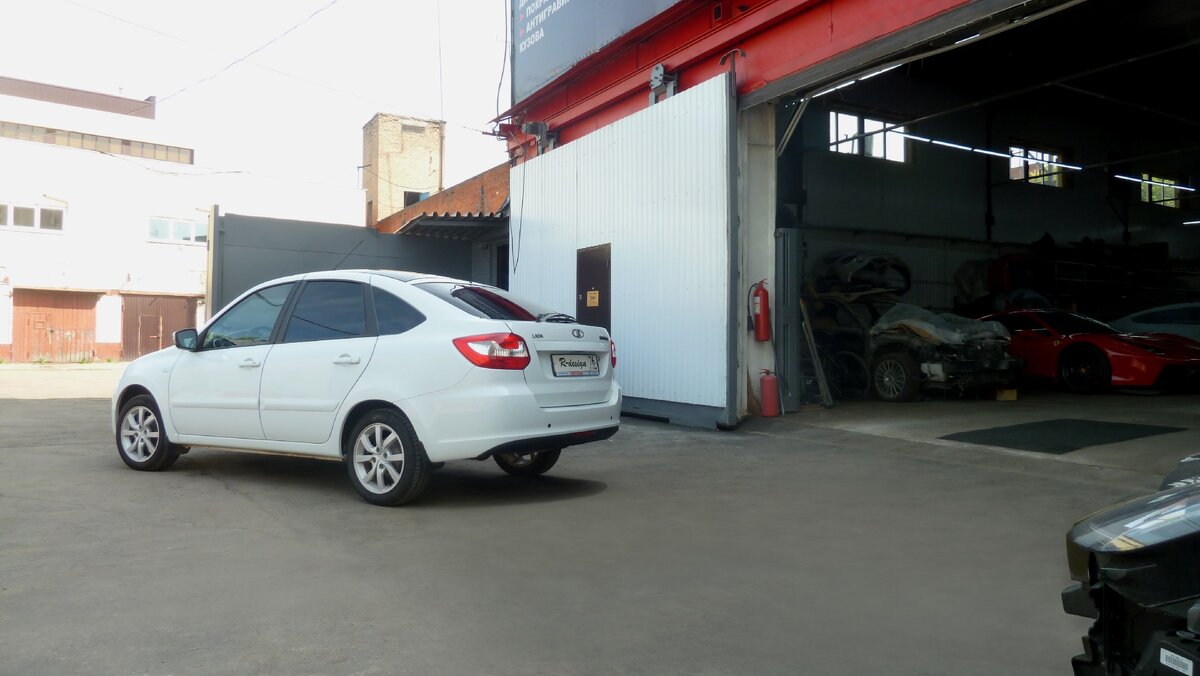 Гранта лифтбек.Общий вид сзади