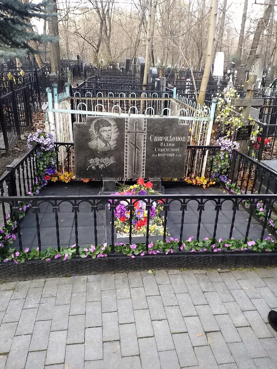 Могила мариса лиепы на ваганьковском кладбище фото