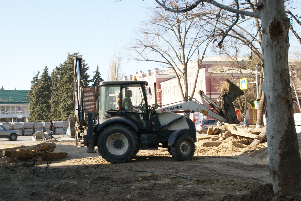 Теперь въезд будет полностью ограничен, а на месте проезда планируется установить декоративные элементы – массивные вазоны