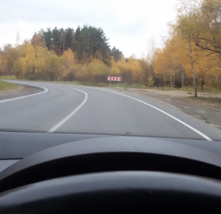 ЕДУ, КУДА ГЛАЗА ГЛЯДЯТ… 
Всегда ли вы проходите поворот по оптимальной траектории, или каждый раз она случайна? Всегда ли по окончании поворота налево на большом перекрестке вы оказываетесь именно в том ряду, в котором хотели оказаться? Всегда ли заблаговременно вы обнаруживаете препятствие, находящееся на вашем пути на выходе из поворота, или оно каждый раз возникает неожиданно? Вы задумывались, почему так происходит?
Основная ошибка многих учеников, да и некоторых начинающих водителей состоит в том, что они смотрят в лобовое стекло автомобиля как на экран телевизора, и ждут, когда же “в кадре” появится выход из поворота, препятствие… да, в общем, любое продолжение сюжета. Если вы катаетесь на горных лыжах, на сноуборде или на велосипеде, – вспомните, как легко вы прокладываете взглядом траекторию и следуете за ним. Вы смотрите на точку, в которой хотели бы оказаться в следующее мгновение, и оказываетесь именно в ней. А взгляд уже ищет новую точку как новую цель. Точно так же нужно поступать, находясь за рулем автомобиля. Запомните! Это руки должны следовать за взглядом, а не наоборот! Мы должны вести машину взглядом, а наши руки при этом будут сами поворачивать руль на нужный угол. И искать наш взгляд будет траекторию, то есть путь, а не препятствия. Несложно догадаться, где вы окажетесь, если зафиксируете взгляд на столбе, например.
При движении по прямой необходимо смотреть максимально далеко вперед. И чем выше скорость, тем дальше нужно смотреть, чтобы располагать большим временем для оценки ситуации, принятия решения и выполнения действий. Взгляд должен сканировать пространство перед автомобилем – от самой дальней точки вниз, ближе к автомобилю, и снова обращаться вдаль. Это необходимо для того, чтобы от вашего внимания не скрывались неровности и ямы, например. При прохождении поворота взгляд должен искать его самую дальнюю видимую точку. Одна точка будет сменять другую, а руки сами будут направлять автомобиль по нужной траектории.

До сих пор мы с вами говорили про взгляд. Теперь поговорим о периферийном зрении и его значимости для водителя. Как известно, природа наделила человека способностью видеть не только по направлению взгляда, но и по сторонам от него. В древности это было особенно важно, так как человеку трудно было бы выжить без этой способности. Ему было необходимо вовремя обнаружить опасность или добычу на охоте. С развитием цивилизации человек перестал так активно пользоваться боковым зрением. Однако с появлением в нашей жизни автомобиля значимость периферийного зрения возросла. Оно снова стало важным – как для водителей, так и для пешеходов. Благодаря периферийному зрению водитель может заранее обнаружить, например, пешехода, подходящего к дороге. В поле периферийного зрения должны попадать дорожные знаки. Благодаря периферийному зрению мы замечаем происходящее в салонном и левом зеркалах заднего вида без взгляда в них. И тем самым обеспечиваем постоянный контроль за ситуацией позади автомобиля. Это необходимо учитывать при настройке зеркал.
