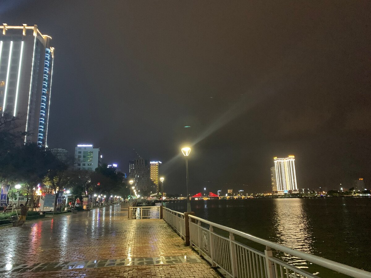 Ночная набережная в Дананге