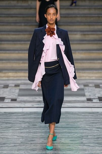 1 Синий костюм с бледно-розовой блузой 