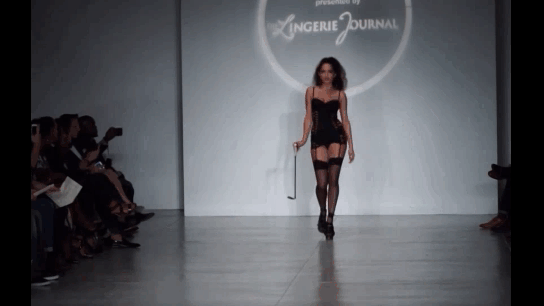 Очень хорошо подчеркивает вашу грудь