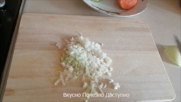 Мелко режем лук