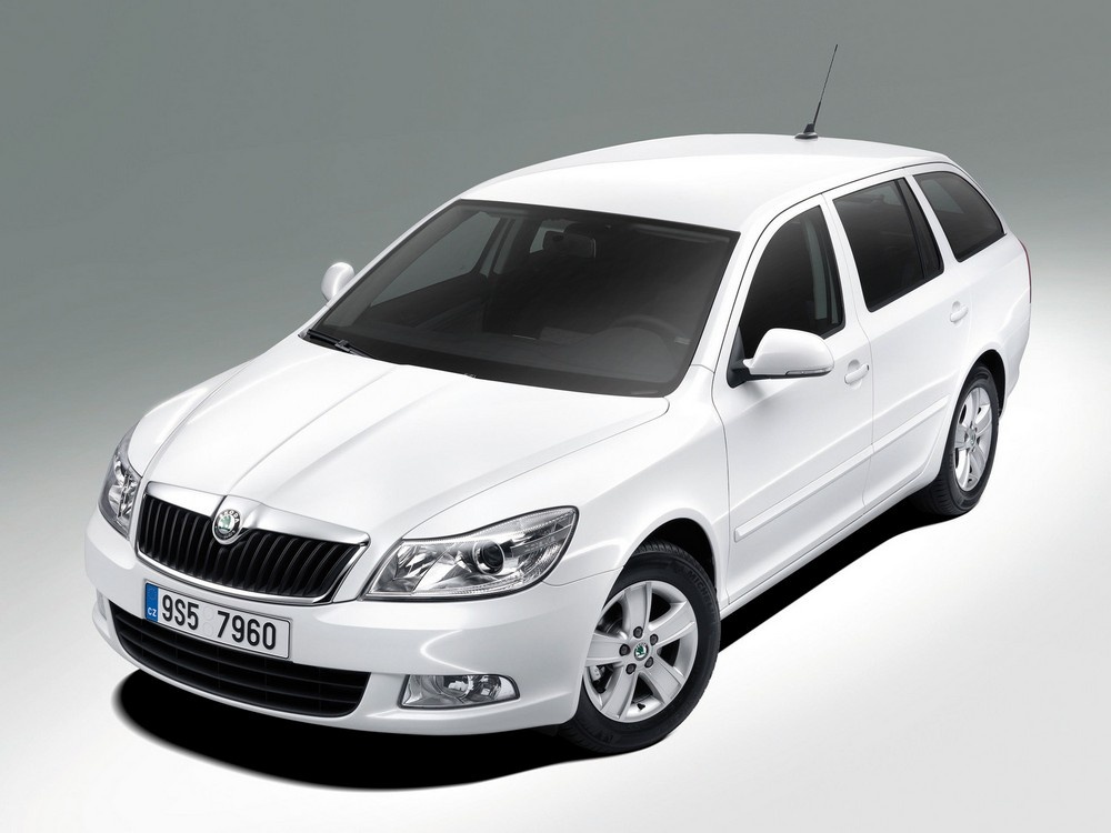  На девятом месте из лучших подержанных авто — шведский автоконцерн Skoda с довольно популярной маркой автомобиля Octavia. Мы рассмотрим её второе поколение, а именно с пометкой «рестайлинг». Данная модель представляет собой очень красивый лифтбек с широкими возможностями и немалыми габаритами. У машины 2007 года салон и багажник стали просторнее, а интерьер стал более презентабельным.
Перейдем к техническим характеристикам данного автомобиля.
Объем двигателя – 1.6 литра.
Мощность двигателя – 102 л. с.
Максимальная скорость – 190 км/ч.
Разгон до 100 км/ч – 12.3 секунды.
Привод – передний.
Коробка передач – механическая.
Расход бензина на 100 км – 7.4 литра. Volkswagen Polo V Рестайлинг 