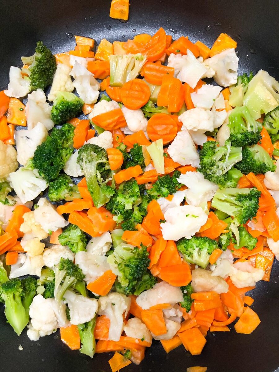 Обжариваем овощи