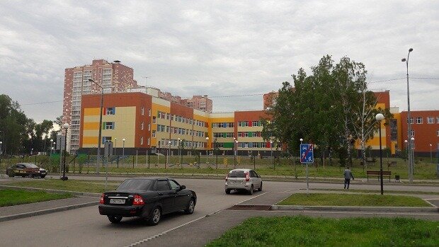 мкр.Радонежский. Новая школа. Оборудована современным оборудованием. Имеется даже кабинет стоматолога. Фото автора.