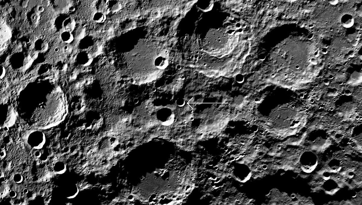 Обратная сторона Луны буквально испещрена относительно мелкими кратерами
