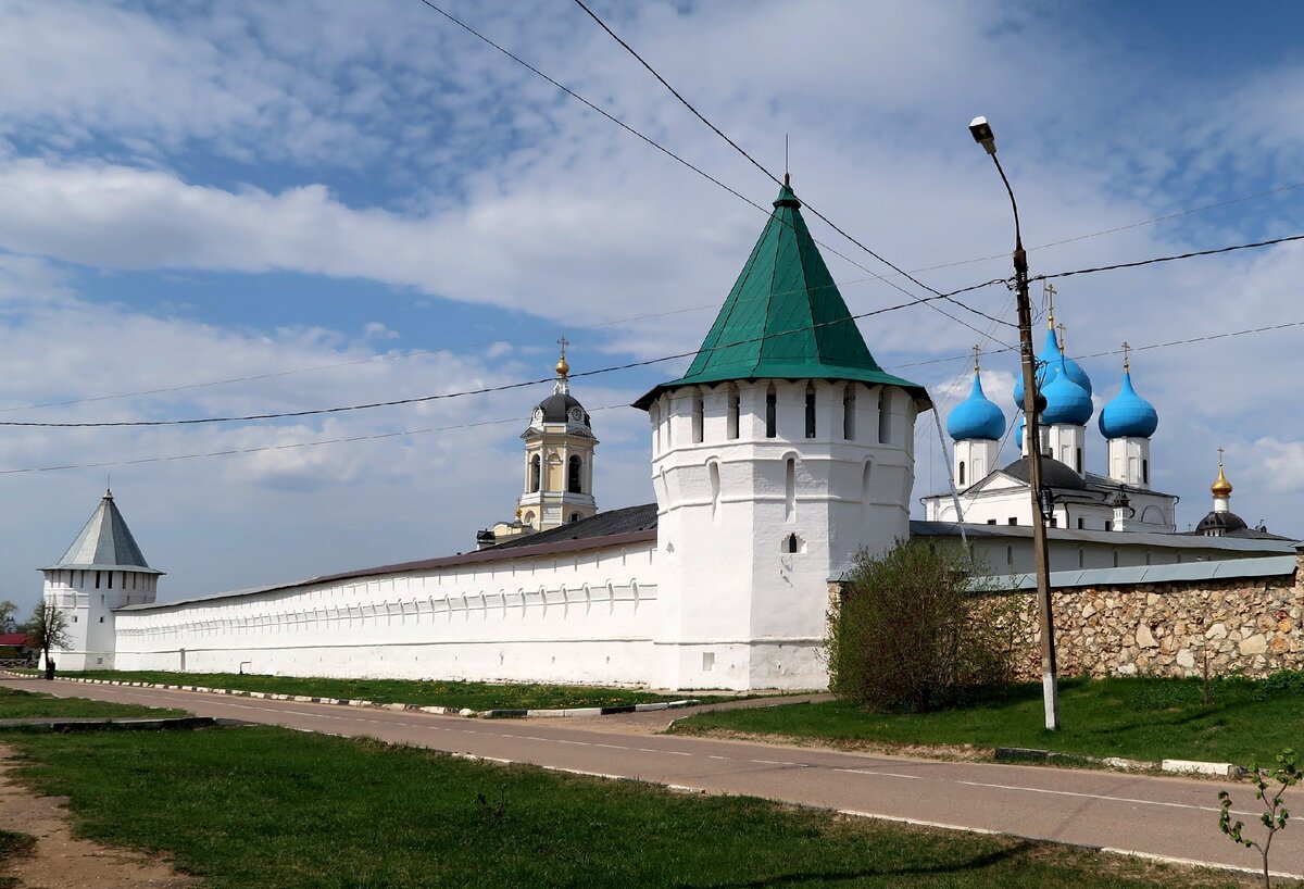 Бюджетная поездка одного дня. Высоцкий монастырь в Серпухове. Хотите  избавиться от алкогольной зависимости? Вам сюда! | С пенсией по жизни | Дзен