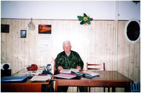 А.А.Кадочников, на своём рабочем месте, руководителя лаборатории «Безопасности жизнедеятельности» в Кубанской государственной академии физической культуры спорта и туризма, являвшейся одним из учредителей ООО «Школа рукопашного боя А.А.Кадочникова».(1995г)