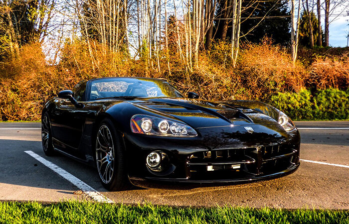 Dodge Viper SRT-10 был выпущен концерном Крайслер, инженерам которого удалось создать автомобиль, буквально притягивающий к себе взгляды. Тот, кто решит проехать на нём по улицам, не сможет остаться незамеченным. Машина привлекает к себе всеобщее внимание, где бы она ни оказалась.