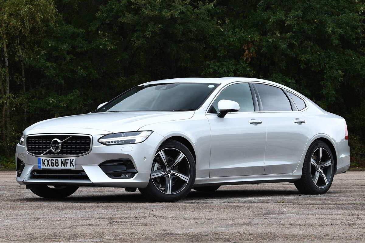 “Volvo S90”