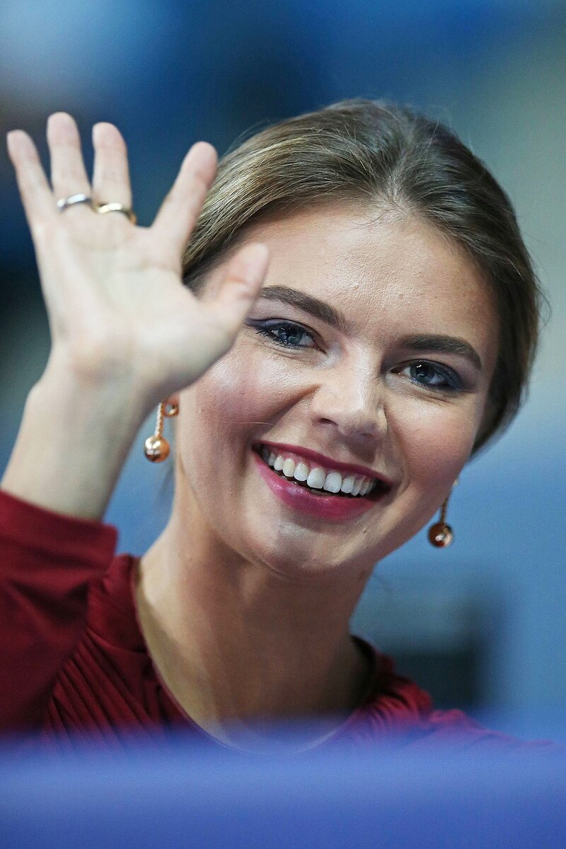 На руке у алины обручальное кольцо и перстень массивного размера.   фото: картинки  яндекса. 