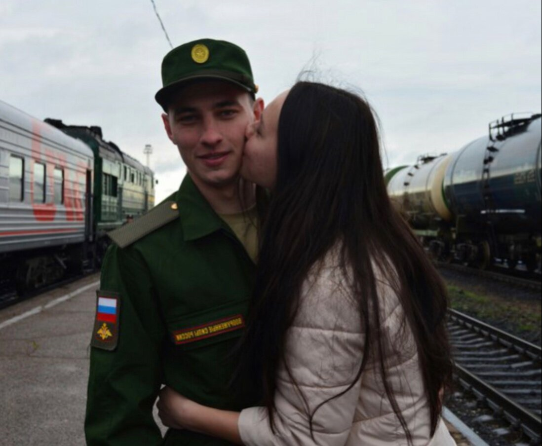 Провожают российских военных. Девушка ждет с армии. Парень из армии. Парни в армии. Встреча с армии.