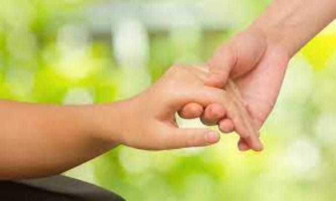 Мужчина помогает женщине и это нормальное явление.