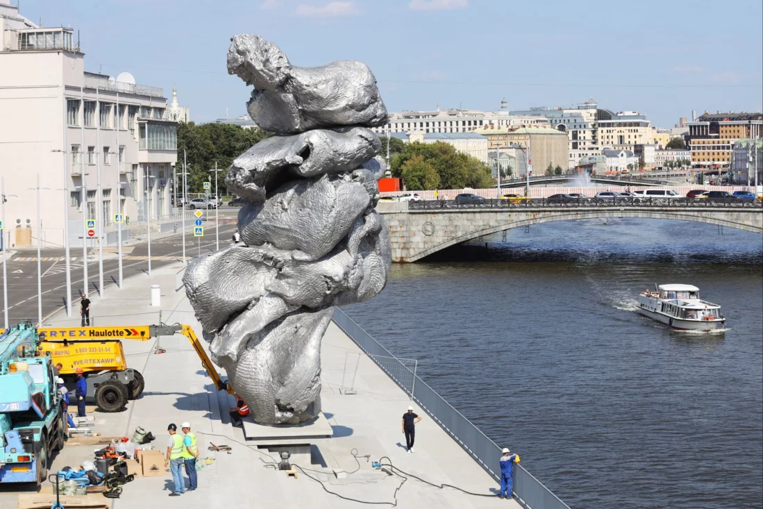 Фото Сергея Михеева, «Российская газета». Источник: https://tjournal.ru/art/425242-v-moskve-ustanovili-skulpturu-bolshaya-glina-4-v-socsetyah-ee-sravnili-s-ekskrementami