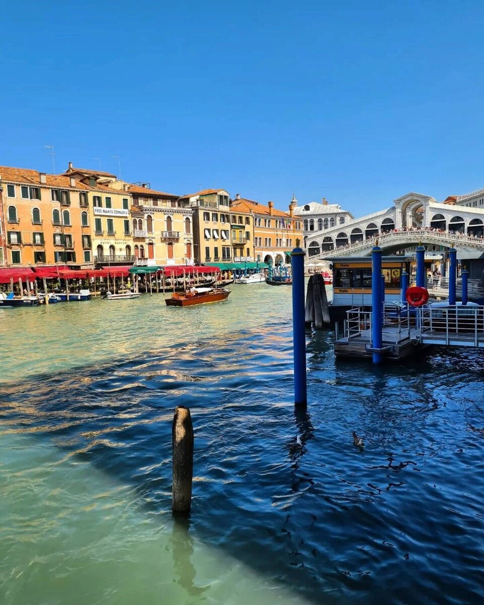 Характерный венецианский пейзаж: вода, мосты, трамвайчики, гондолы