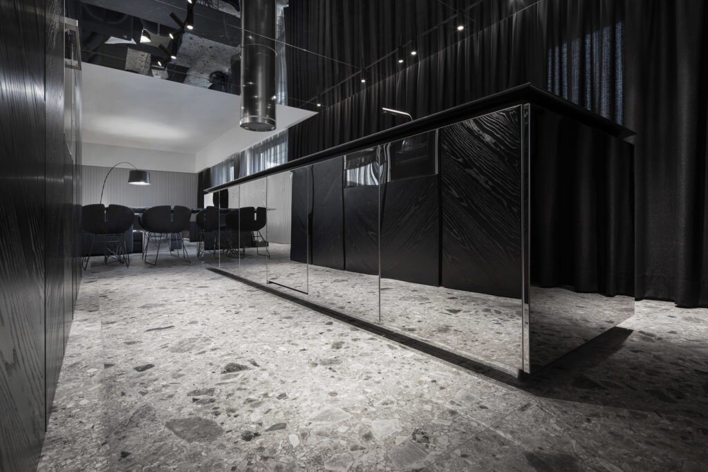 Проект дома Monochrome House в черном цвете