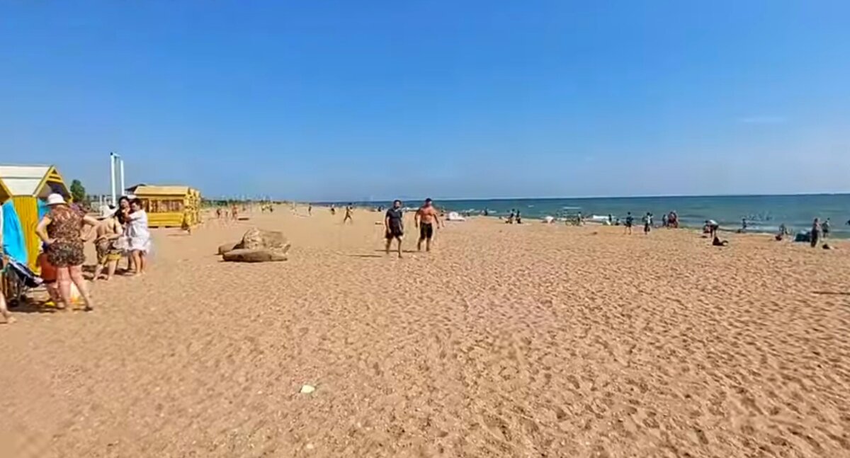 Пляж возле Махачкалы.