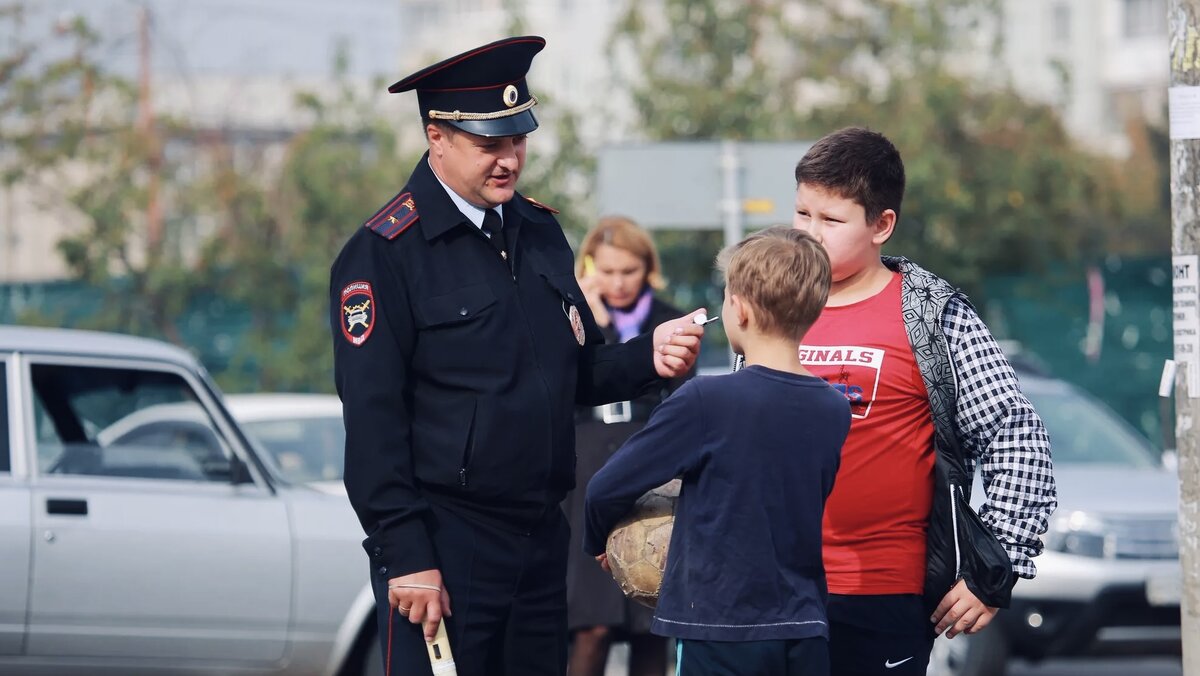 К вам или к вашему ребенку подходит человек в форме. Какие нужно выучить  правила безопасности? | Детство с Олей | Дзен