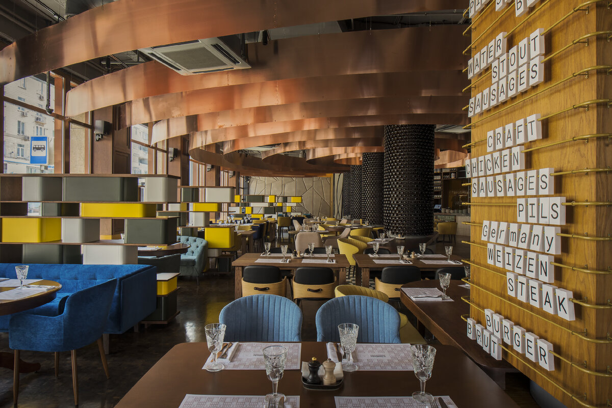 Интерьер ресторана Krombacher Beer Kitchen в Москве
