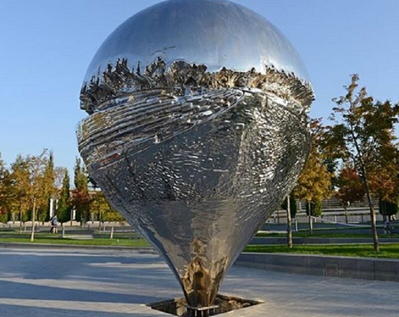 "Геолокация", она же "Перевернутая капля", она же "Галочка Pin" — новый арт-объект, Скульптура отождествляет долю секунды, застывшую в металле. 