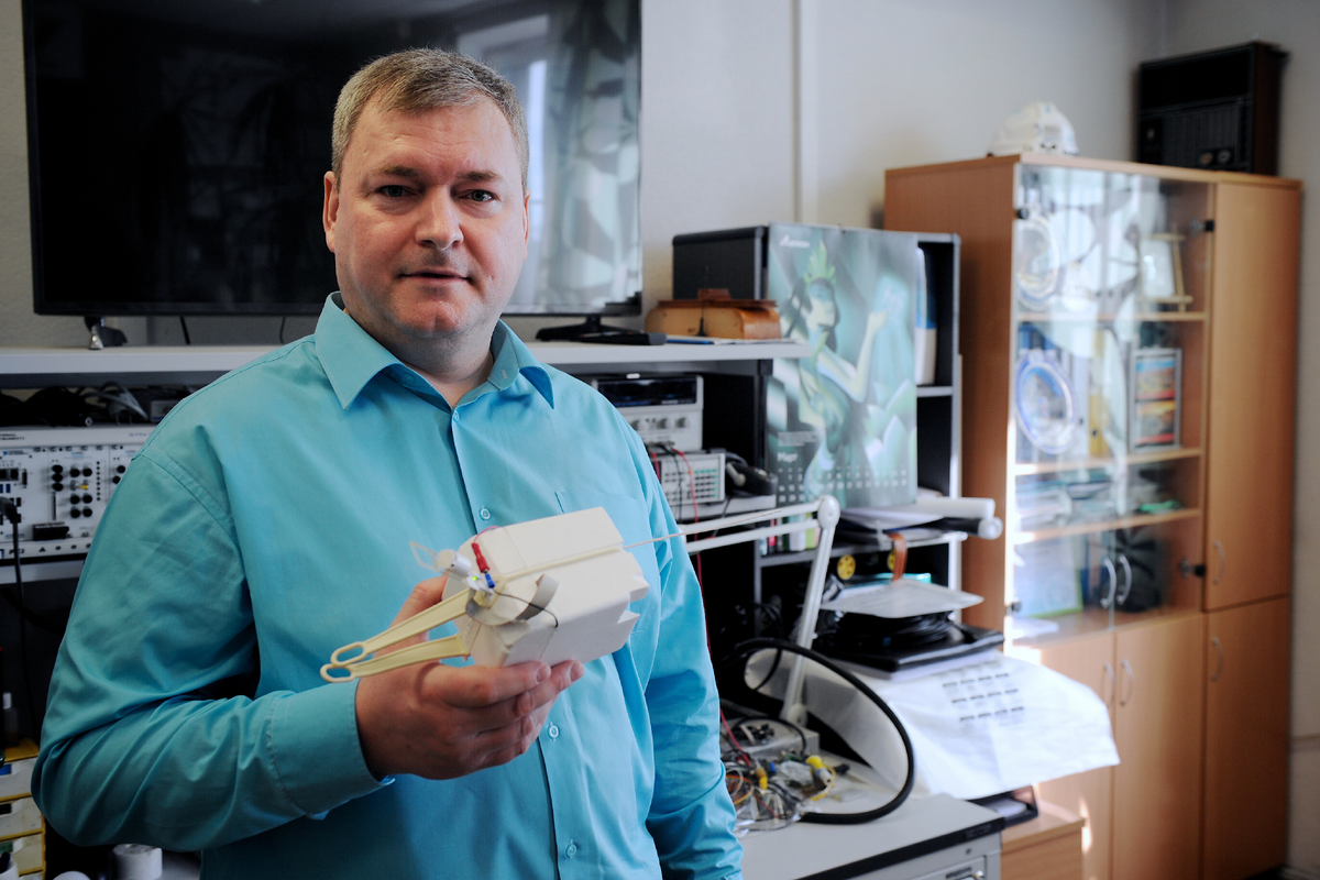  Прототип системы (в руках у Олега Плохих) находится в ИРИТ-РтФ. Фото: Владимир Петров. 