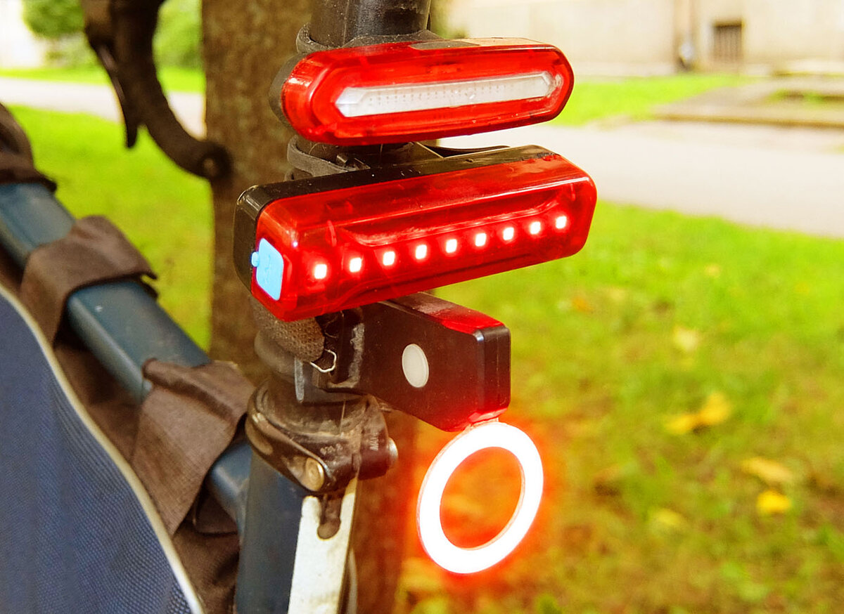 Задние велофанари. Много фонарей - не бывает! Невозможно быть слишком заметным на дороге.