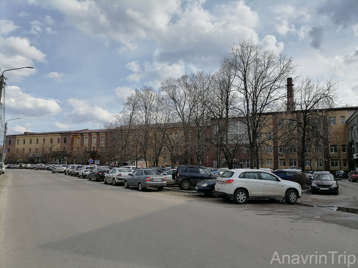 Парковка перед заводом, а точнее ее отсутствие. Представляете, какой стресс испытывают сотрудники утром, когда ищут место, где припарковаться. И вечером когда разъезжаются по домам...