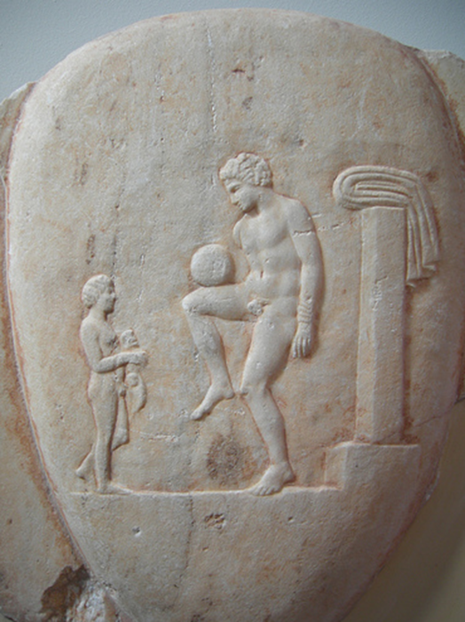 Древнегреческий "футболист" чеканит мяч.