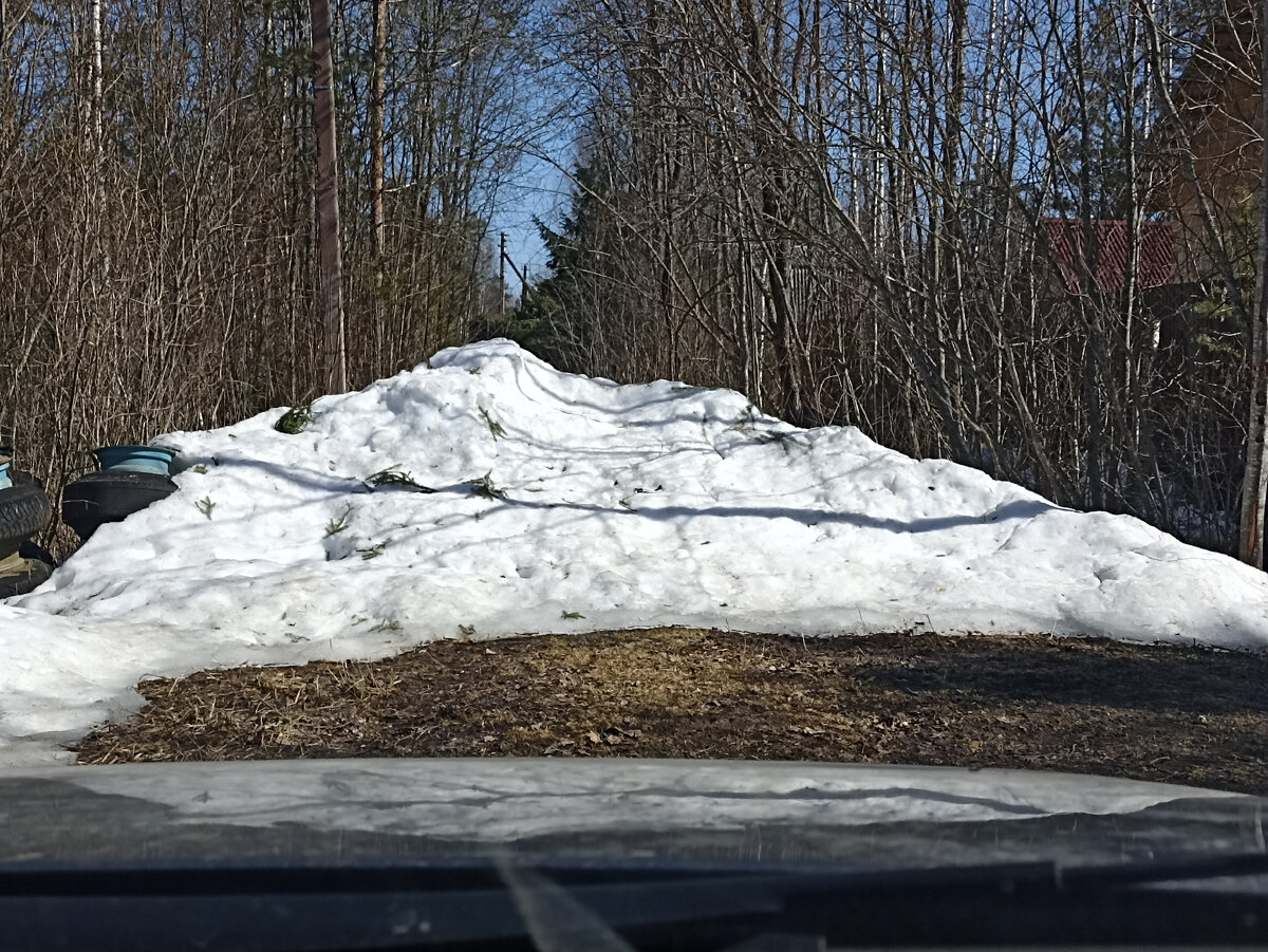 Огромный сугроб, хорошо что можно объехать