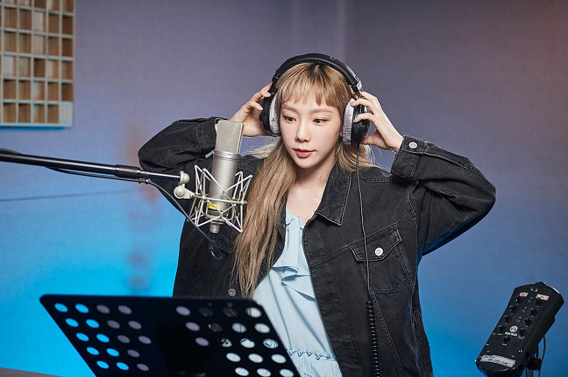 Закадровые фото к записи корейской версии Into The Unknown