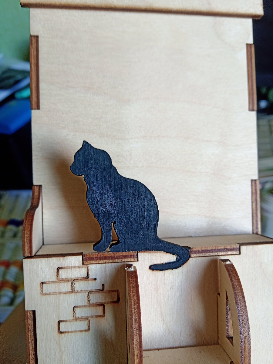 красим кошку, крашу ее с двух сторон.